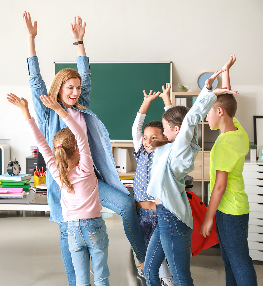 Glückliche Schüler mit ihrer Lehrerin Glückliche Schüler mit ihrer Lehrerin